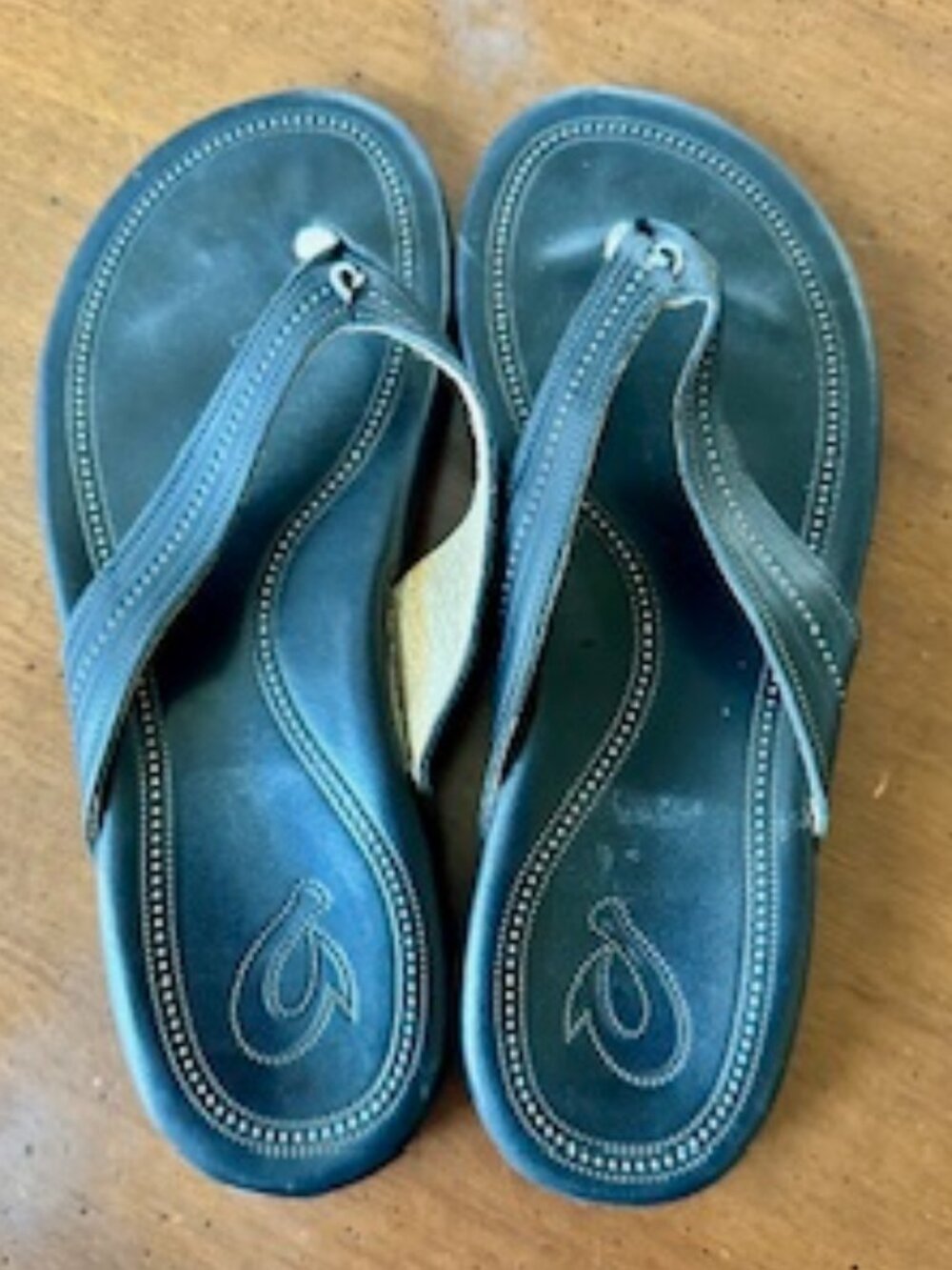 OluKai Wana Women's Black Leather Thong Sandal Size 7 W